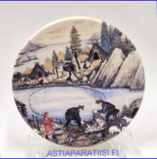 ARABIA,Lappalaiset lampaanhoitajina nro 43 sein�lautanen. Design: Andreas Alariesto,1980-luku.Mitat Halkaisija n. 12 cm, 1kpl, 25�/kpl,(  Tuote nro 105A )