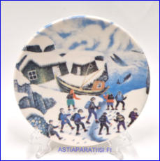 ARABIA,Suomalaiset valaita katsomassa nro 8 sein�lautanen. Design: Andreas Alariesto,1980-luku.Mitat Halkaisija n. 12 cm, 1kpl, 25�/kpl,(  Tuote nro 106A )