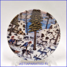 ARABIA, poromiehet mets�ll� . nro.41 sein�lautanen. Design: Andreas Alariesto,1980-luku.Mitat Halkaisija n. 12 cm, 1kpl, 35�/kpl,( Tuote nro 131A )