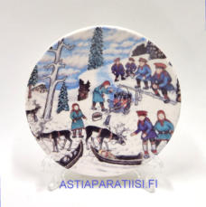 ARABIA, Lappalaiset tauolla. nro.45 sein�lautanen. Design: Andreas Alariesto,1980-luku.Mitat Halkaisija n. 12 cm, 1kpl, 28�/kpl,( Tuote nro 136A )