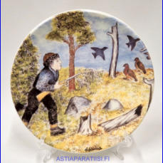 ARABIA,  Lintujahdissa sein�lautanen. Design: Andreas Alariesto,1980-luku.Mitat Halkaisija n. 20 cm, 1kpl, 65�/kpl,( Tuote nro 139A )