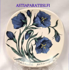 ARABIA,Sein�lautanen "  Kurjenkello " Campanula persicifolia , Botanica,Design:Esteri Tomula,Tuotannossa1978-1989-luku,Korkeus n. 12 cm, leveys n. 12 cm,1 kpl,48 � /kpl ( Tuote nro / Item #133E )