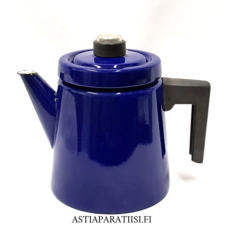 FINEL EMALI,'Pehtoori' kahvipannu,tummansininen noin 1,5 Ltr,Design:Antti Nurmesniemi,suunniteltu 1957,Kuntokuvaus v�h�isi� k�yt�n j�lki�,Korkeus n.19 cm, 0 kpl, ( Tuote nro / Item #101N )