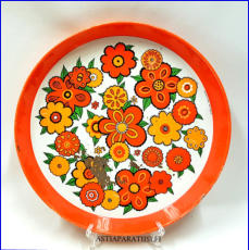 Englantilainen peltitarjotin,Kaunis 1960-luvun vintage ,k�yt�n j�lki�,halkaisija n.30 cm,Korkeus n. 3 cm, 1 kpl,15 � / kpl. (Tuote nro / Item 286N)