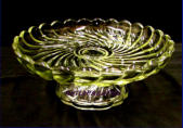 KARHULAN LASI, kakkutarjotin / leivosvati  jalallinen puristelasia, halkaisija n. 17 cm, Korkeus n 7 cm , 1kpl. 45�/kpl