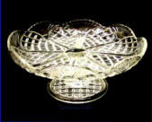 NUUTAJ�RVI LASI,kakkutarjotin / leivosvati  jalallinen puristelasia, halkaisija n. 14,5 cm, Korkeus n 6 cm , 1kpl. 45�/kpl 