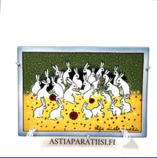 ARABIA,  Sein�laatta  " Ryhm�kuvassa ", Design:Helj� Liukko-Sundstr�m, Valmistettu 2002,Korkeus n. 11 cm, leveys n. 15,8 cm 95 �( Tuote nro / Item #198HL )