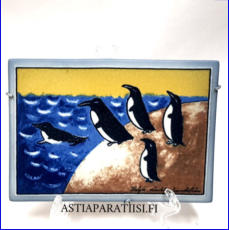 ARABIA, Sein�laatta " Pingviinit "  Design:Helj� Liukko-Sundstr�m, Valmistettu 2002,Korkeus n. 11 cm, leveys n. 15,5 cm, 55 �( Tuote nro / Item #208HL )
