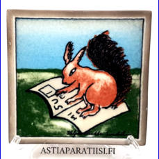 ARABIA, Sein�laatta " Orava lukemassa ", Design:Helj� Liukko-Sundstr�m, Valmistettu 1992,Korkeus n. 11,8 cm, leveys n. 11,8 cm  0kpl( Tuote nro / Item #216HL )