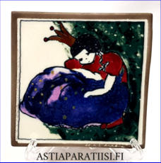 ARABIA, Sein�laatta " Prinsessa "  Design:Helj� Liukko-Sundstr�m, Valmistettu 1986,Korkeus n. 11,8 cm, leveys n. 11,8 cm 75 �( Tuote nro / Item #231HL )