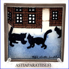 ARABIA, Sein�laatta " pieni kissakyl� "  Design:Helj� Liukko-Sundstr�m, Valmistettu 1992,Korkeus n. 11,8 cm, leveys n. 11,8 cm 75 �( Tuote nro / Item #232HL )