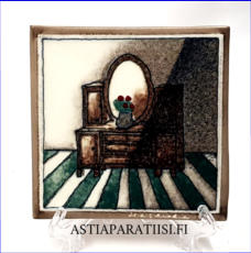 ARABIA, Sein�laatta " Iloa asumiseen " tilausty� VVO, Design:Helj� Liukko-Sundstr�m, Valmistettu 1990,Korkeus n. 11,8 cm, leveys n. 11,8 cm 45 �( Tuote nro / Item #250HL )