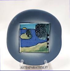 ARABIA, Sein�lautanen " Kes� " ,Design:Helj� Liukko-Sundstr�m, Korkeus n. 11,5 cm, leveys n. 11,5 cm 50 �( Tuote nro / Item #266HL )