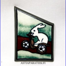 ARABIA, Posliini rintakoru " Oppimisen ", Design:Helj� Liukko-Sundstr�m, Valmistettu 1996,Korkeus n. 6,3 cm, leveys n. 4,5 cm 38 �( Tuote nro / Item #304HL )