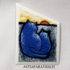 ARABIA, Posliini rintakoru " Lempiv�iset ", Design:Helj� Liukko-Sundstr�m, Valmistettu 1995,Korkeus n. 6,3 cm, leveys n. 4,5 cm 32 �( Tuote nro / Item #306HL )