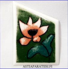 ARABIA, Posliini rintakoru " Vuokko " ,Design:Helj� Liukko-Sundstr�m, Valmistettu 1995,Korkeus n. 6,3 cm, leveys n. 4,5 cm 25 �( Tuote nro / Item #311HL )