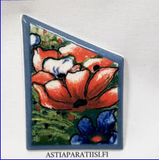 ARABIA, Posliini rintakoru " S�ihkyen loistaen " ,Design:Helj� Liukko-Sundstr�m, Valmistettu 1990-luvulta,Korkeus n. 6,3 cm, leveys n. 4,5 cm 32 �( Tuote nro / Item #313HL )