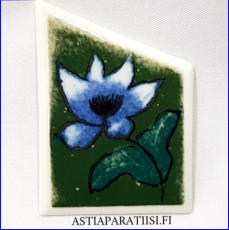ARABIA, Posliini rintakoru " Vuokko " ,Design:Helj� Liukko-Sundstr�m, Valmistettu 1995,Korkeus n. 6,3 cm, leveys n. 4,5 cm 0 kpl,( Tuote nro / Item #312HL )