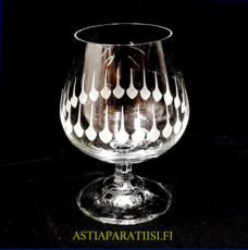 Antiikki hiottua Kristalli konjakkilasi kaiverrettu,Tuotannossa 1945-1945,Korkeus n.9,8 cm ,halkaisija n.5,3 cm, 0 kpl,( Tuote nro / Item #256J )