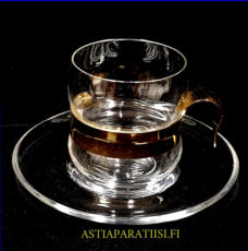 IITTALA, "Paula"  Irlantilainen kahvilasi / kahvikuppi ja asetti , kullattu pidike,Design:Jorma Vennola,Tuotannossa 1978-89,Korkeus n.7,3 cm ,halkaisija n. 6,3 cm,2 kpl,26 � / kpl.( Tuote nro / Item #292J )