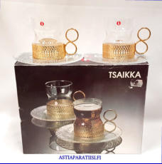 IITTALA,Tsaikka teelasi / gl�gimuki, ja asetti,v�rit�n lasi, kullanv�rinen pidike,Design:Timo Sarpaneva,Suunniteltu: 1965,Korkeus n.8 cm , Halkaisija n.6,7 cm 2 kpl,76 �/ yht. ( Tuote nro / Item #526J )