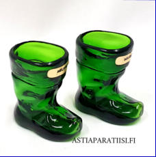 OY KUMELA, Saapas/lapikas,snapsilasi vihre� v�ri,(Helsinki)Vuosi, 1975-1976,Valmistettu 1975-85,Korkeus n.7 cm , Halkaisija n. 6,5 cm 2 kpl,38 �/ yht. ( Tuote nro / Item #535J )