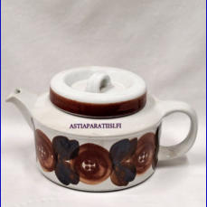 ARABIA,Rosmarin kahvikannu,k�sinmaalattu ja signeerattu,Design:Ulla Procop�,mukana alkuper�inen siivil�, todella hyv�kuntoinen,1961-1972-luku,Korkeus ilman kantta n.10,2 cm,1kpl,138�/kpl,( Tuote nro / Item #105KK )