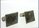 Hopeiset kalvosinnapit, Design K��ty oy Helsinki Finland, 1980 , mitat n. 1,7cm x 1,7cm , 55�