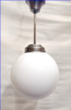 Kattovalaisin Pallovalaisin, py�re� kupu mattapintaista opaalilasia, Mitat: halk. n. 25 cm,Kokonaiskorkeus n.70 cm. 2kpl,( Tuote nro / Item #123KV )
