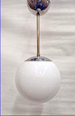 Kattovalaisin Pallovalaisin, funkkis, 1930-40-luvulta opaalilasia, Mitat: halk. n. 18 cm,Kokonaiskorkeus n.50 cm.( Tuote nro / Item #124KV )