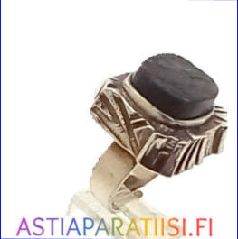 FINNISH DESIGN ,Turun Hopea iso Kelo sormus, Design: Pentti Sarpaneva Vuodelta 1974, hopeaa  Pitoisuus 830,Tumma kivi,l�hes uudenveroinen 180 mm,avoin/s��dett�v� hinta 160� (sis. alv) (Tuote nro Item 107DK)