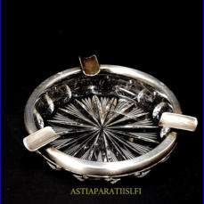 RIIHIM�EN LASI,tuhkakuppi,Design:Aimo Okkolin,Hopeareunus, hiottu kristalli,kaiverrus,1950-60-luku, Korkeus,n. 2,6 cm, halkaisija,n. 12 cm,1kpl,120� ( Tuote nro / Item #154KR )