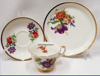 ARABIA,Kulta-aika 3,kahvikuppi 3-osainen,Kupin korkeus n. 6,5 cm, halkaisija n. 8,5 cm,Suunniteltu vuonna 1990, 2 setti ,58�/setti  ( Tuote nro 129 Q )