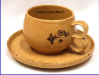 PENTIK, Hiisi Joulupukin pajakyl�,iso Teekuppi ja asetti, Design: Risto Paatero ja viimeistely Peter Winquist, Kupin korkeus n.7 cm, halkaisija n. 8,5 cm, Suunniteltu vuonna 1973 Pentik Ky. 0kpl, ( Tuote nro 210Q )