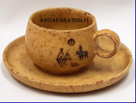 PENTIK, Hiisi Joulupukin pajakyl�,kahvikuppi ja asetti, Design: Risto Paatero ja viimeistely Peter Winquist, Kupin korkeus n.5,6 cm, halkaisija n. 7,2 cm, Suunniteltu vuonna 1973 Pentik Ky. 6kpl, 26�/kpl  ( Tuote nro 211Q )
