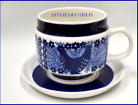 ARABIA,Sinilintu iso teekuppi / muki ja aluslautasta,Design:Raija Uosikkinen, malli XK5,Kupin korkeus n. 9 cm, halkaisija n. 9,3 cm,Suunniteltu vuonna 1949-64, v�h�isi� k�yt�n j�lki�,0 kpl,( Tuote nro 447Q )
