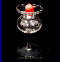 IITTALA, jalallinen kynttil�njalka kirkas lasi,Design:Erkki Vesanto,Valmistettu 1960-1970-luvulta,mitat Korkeus,n.17 cm, halkaisija n. 8,9 cm, 2 kpl,44�/kpl( Tuote nro / Item #125C )