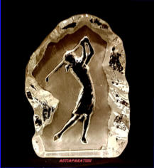 Bergdalan taidelasi,Nais golffarin-kuvio paperipaino. Ruotsalainen 70-luvulta,korkeus n. 15 cm, leveys n. 10,5 cm.1kpl,45�/kpl