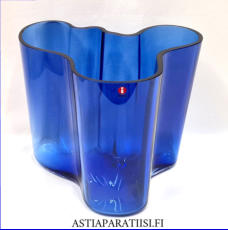 IITTALA, "Savoy"  Koboltinsininen maljakko ,Design:Alvar Aalto.Korkeus 16 cm, halkaisija n. 20 cm 1kpl,340� /kpl ( Tuote nro / Item #104MA )