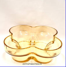 RIIHIM�EN LASI,Matala onnenlehti Maljakko amber / meripihkan v�rinen.Design:Helena Tynell,Valmistettu:1971-1976-luku,Korkeus n.8,5 cm, halkaisija n. 27,5 cm 1kpl,188� /kpl ( Tuote nro / Item #119MA )