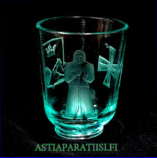 RIIHIM�EN LASI, "Partiomalja "Karjalan Talvisodan muistomalja 1940�1949-luku,Design:Antti Salmenlinna,Korkeus n. 12,8 cm, halkaisija n. 10 cm,1kpl, 389�/kpl ( Tuote nro / Item #321MA )