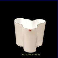 IITTALA, "Savoy" valkoinen maljakko,Design:Alvar Aalto,Korkeus n. 9,5cm, halkaisija n. 11,5 cm 1kpl,55�kpl, ( Tuote nro / Item #287MA )