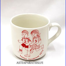 ARABIA,W�rtsil� muki Lasten kes�kisat 1974,Suunniteltu vuonna 1974 , korkeus n.7,5 cm, halkaisija n.7,5 cm, 1 kpl, 48 �/kpl,( Tuote nro 125 P )
