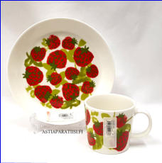 ARABIA, Mansikka, muki ja lautanen, 2010 sesonkituote,Suunnittelija:Maija Fagerlund, Valmistusvuosi 2010,lautanen Halkaisija 19,4 cm,muki korkeus n.8 cm, halkaisija n.8 cm,1 setti.,( Tuote nro 323 P )