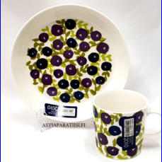 ARABIA, Mustikka, muki ja lautanen, 2010 sesonkituote,lautanen Halkaisija 19,4 cm,muki korkeus n.8 cm, halkaisija n.8 cm,0 setti., ( Tuote nro 325 P )