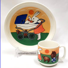 ARABIA, P�iv�k�velyll�,Design: Helj� Liukko-Sundstr�m, 1996-1999,lautanen Halkaisija n. 18,2 cm,muki korkeus n.7 cm, halkaisija n.6,8 cm,3 setti., 138 �/setti ( Tuote nro 327P )