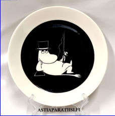 ARABIA,Muumi matala lautanen Muumipappa tuumiskelee,kaksipuolinen,Moomin Plate, Moominpappa in Thoughts (2002-2007) double-sided,Design:Tove Slotte-Elevant, halkaisija n. 19,5 cm, 2 kpl,44�/kpl,( Tuote nro 236M )'