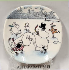 ARABIA,Muumi sein�lautanen Liukkaalla j��ll� (2002-2004),Moomin wall plate On Slippery Ice,Design:Tove Slotte-Elevant / Tove Jansson,Leveys n. 12 cm, korkeus n.12 cm,1 kpl,98�/kpl,( Tuote nro 266M )