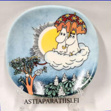 ARABIA,Muumi sein�lautanen Muumi lentoretkell� (1999-2002),Moomin wall plate Moomin in the Sky,Design:Tove Slotte-Elevant / Tove Jansson,Leveys n. 12 cm, korkeus n.12 cm,1 kpl,123�/kpl,( Tuote nro 269M )