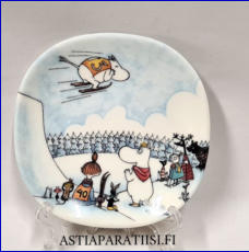 ARABIA,Muumi sein�lautanen Hyppym�ess� (2002-2004),Moomin wall plate Jump Slope,Design:Tove Slotte-Elevant / Tove Jansson,Leveys n. 12 cm, korkeus n.12 cm,1 kpl,87�/kpl,( Tuote nro 272M )